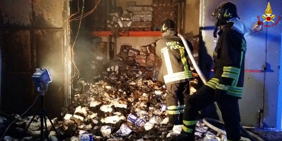 Caserta, incendio in un centro commerciale ad Orta di Atella