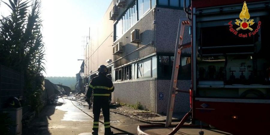 Benevento, vasto incendio in una fabbrica tessile