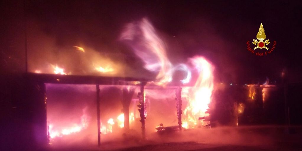 Ancona, in fiamme strutture di uno stabilimento balneare nel comune di Senigallia