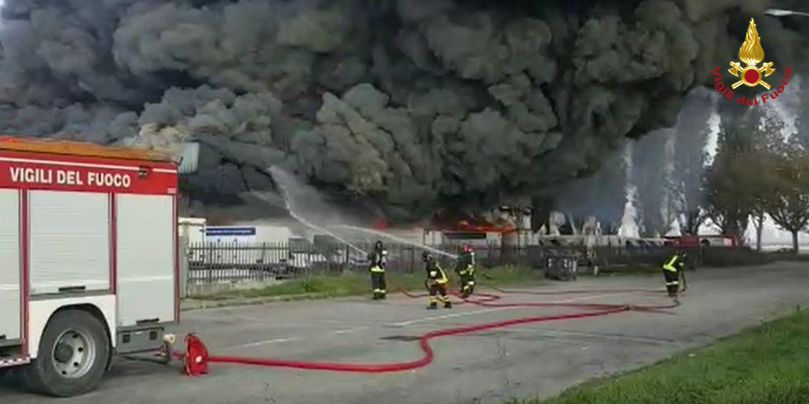 Ferrara, incendio capannone per la conservazione dei surgelati