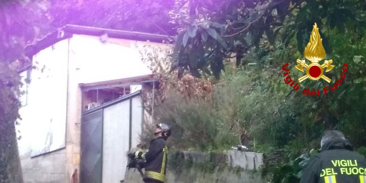 Genova, incendio magazzino