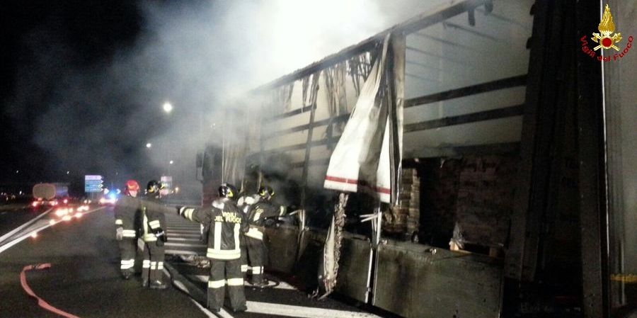 Milano, camion in fiamme a Melegnano