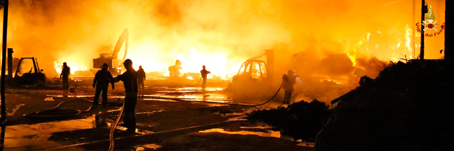 Imperia, vasto incendio in un deposito di materiali di recupero