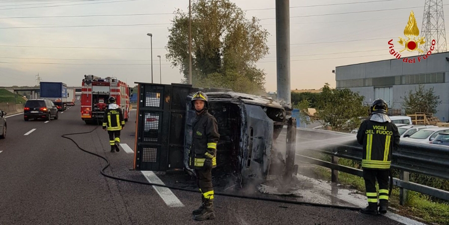 Padova, incidente stradale con incendio furgone