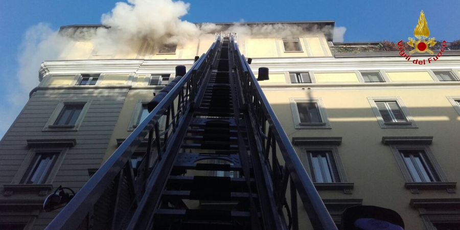 Milano, appartamento in fiamme i Vigili del fuoco salvano una persona