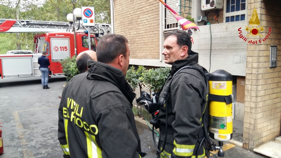 Roma, incendio all'interno di un palazzo in zona Casilino