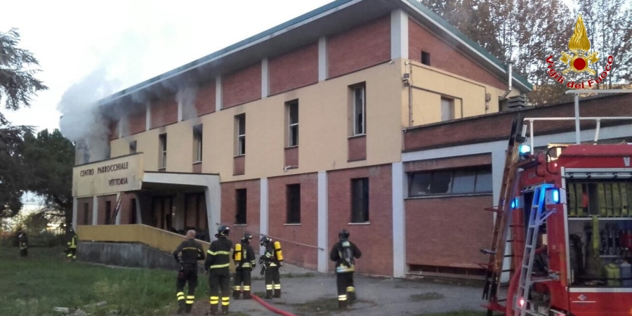 Milano, incendio nell'ex centro parrocchiale dismesso