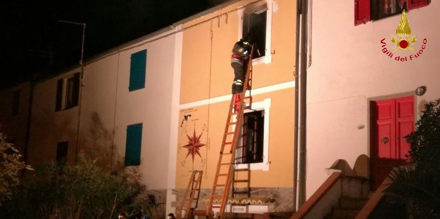 Livorno, incendio palazzina nell'isola di Capraia