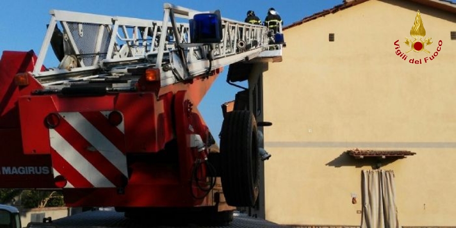 Pistoia, crollo parziale di una gronda di copertura abitazione