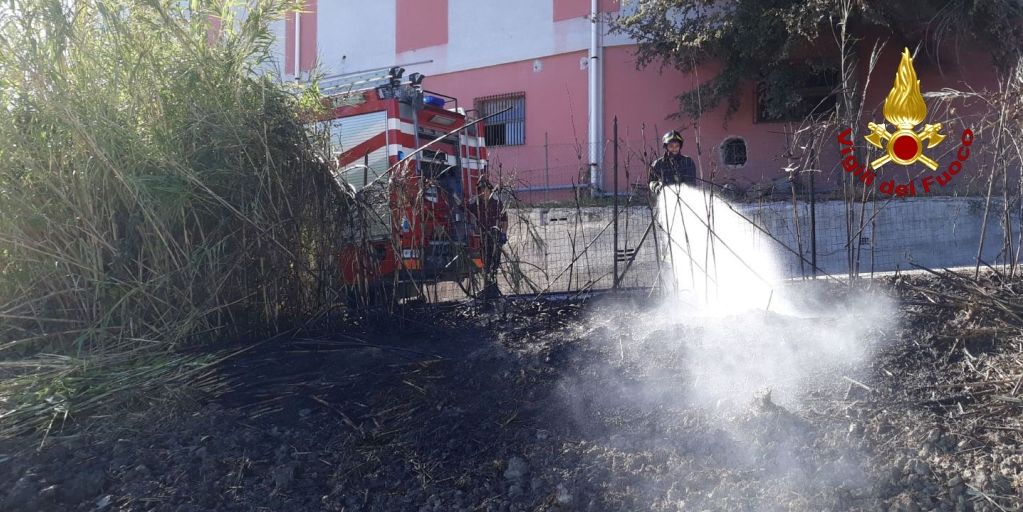 Ancona, incendio sterpaglie nei pressi di un'area industriale