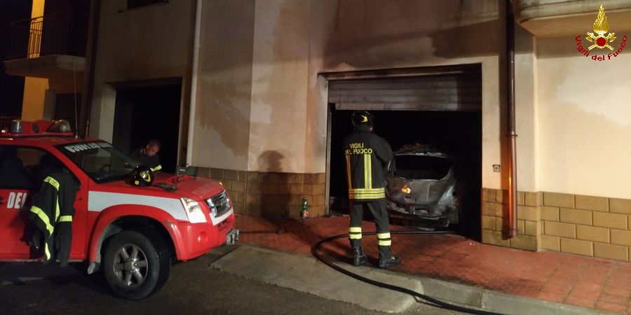 Agrigento, vasto incendio in un magazzino