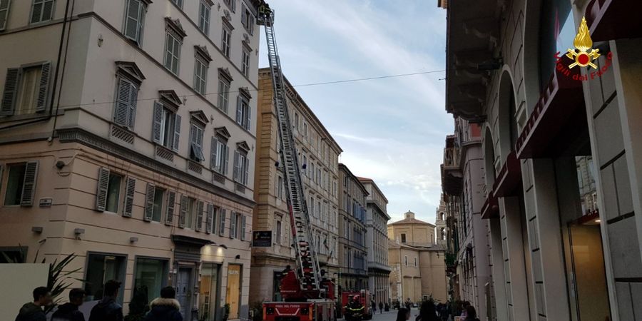 Ancona, rimozione parti pericolanti di un palazzo