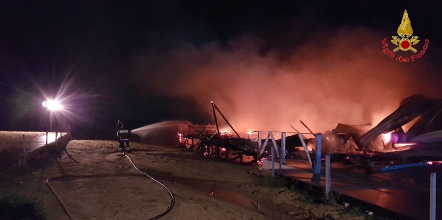 Agrigento, in fiamme un chiosco nella zona balneare di Bovo Marina