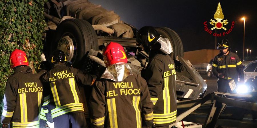Vicenza, autoarticolato si ribalta sull'A4