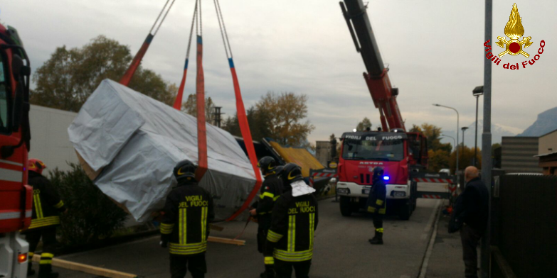Lecco, autoarticolato fuori dalla sede stradale in località Levata