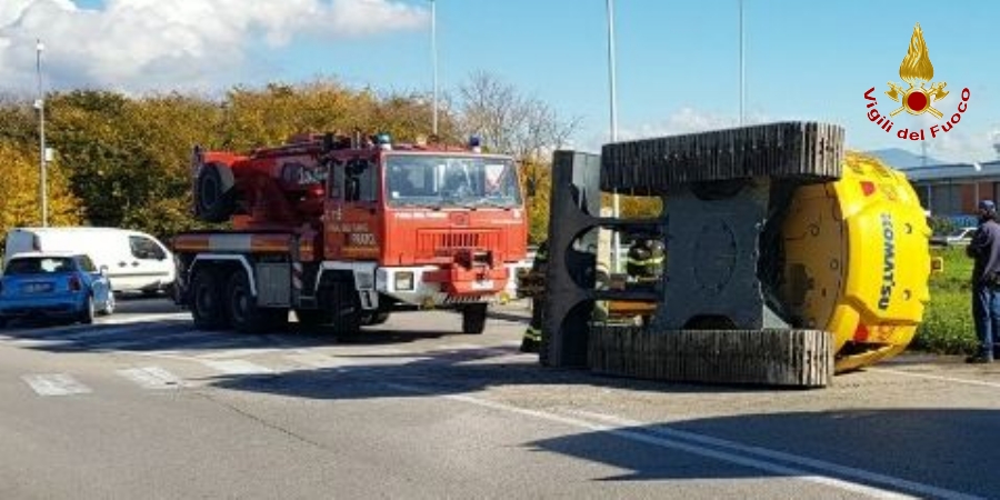 Prato, un escavatore si rovescia in strada dopo essere caduto dal rimorchio che lo trasportava      [Nascondi]