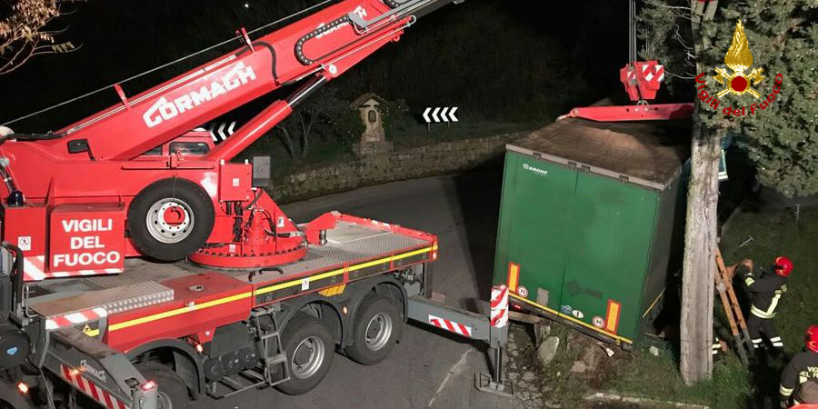 Pisa, intervento dei Vigili del fuoco per rimuovere un bilico finito fuori strada