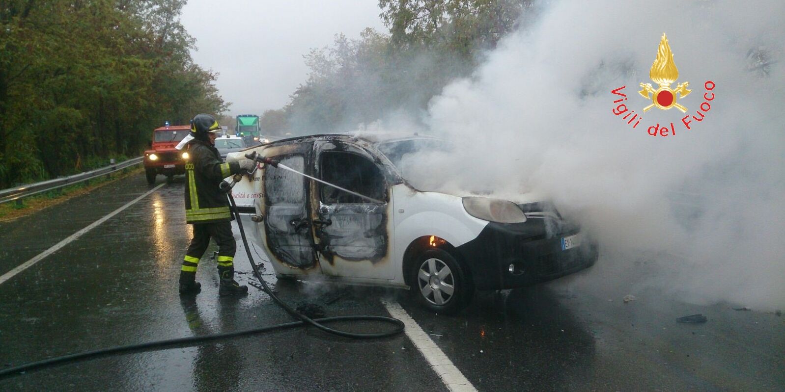 Catanzaro, incidente stradale con incendio mezzo sulla "SS.106"
