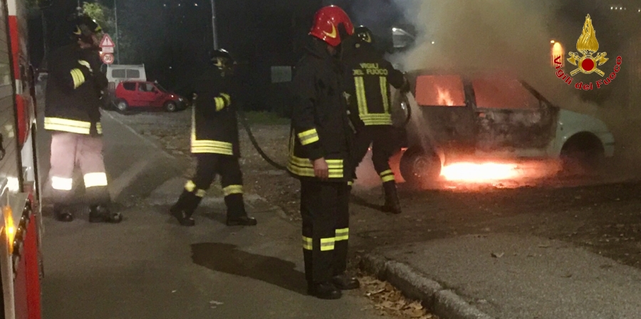La Spezia, auto in fiamme nei pressi del complesso scolastico "2 Giugno"