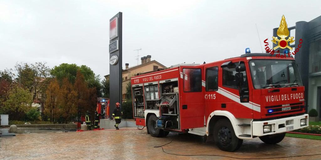 Macerata, incendio in una nota fabbrica di mobili in località Passo di Treia