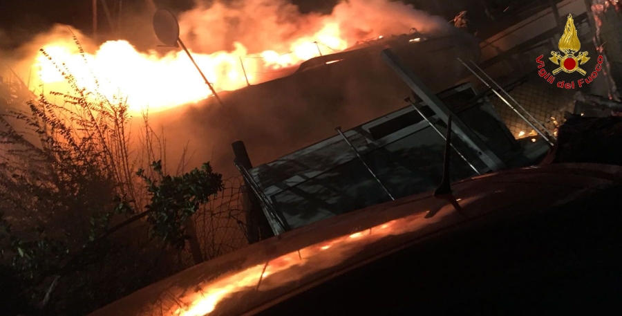 Roma, incendio all'interno di un rimessaggio barche ad Ostia