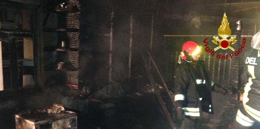 Ancona, incendio deposito nel comune di Barbara