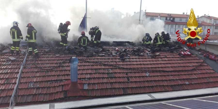 Prato, brucia il tetto della Camera di Commercio