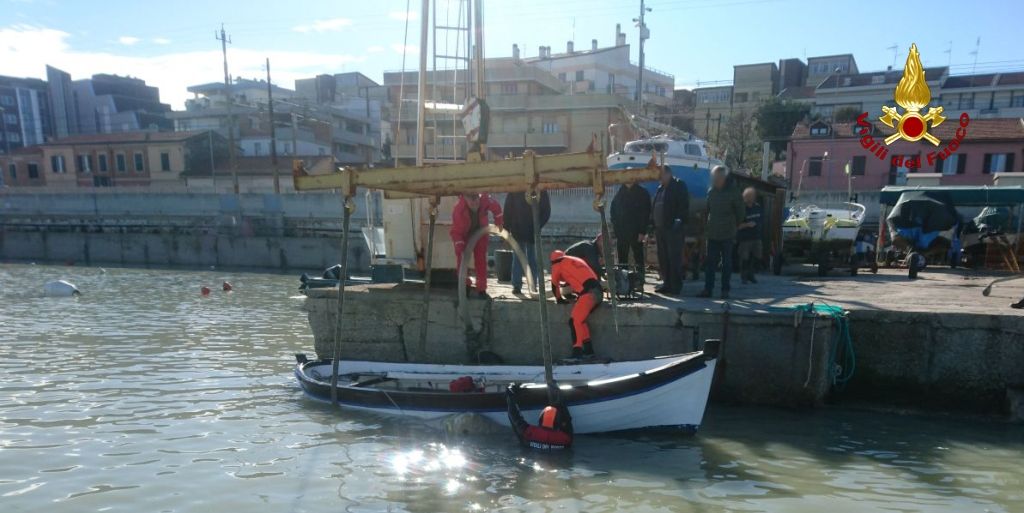 Ancona, tre barche affondate in porto recuperate dai Vigili del fuoco