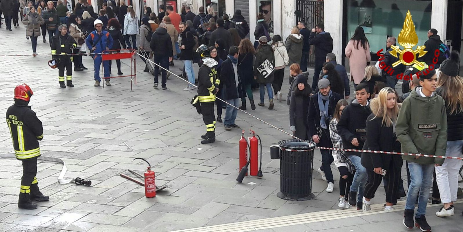 Venezia, sfiammata dal terreno spavento tra i passanti