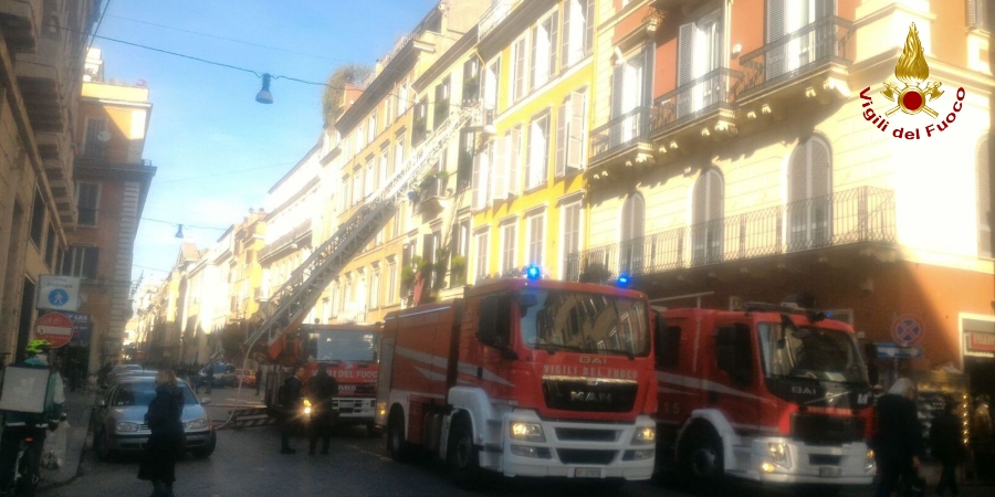 Roma, fiamme in un noto albergo del centro storico