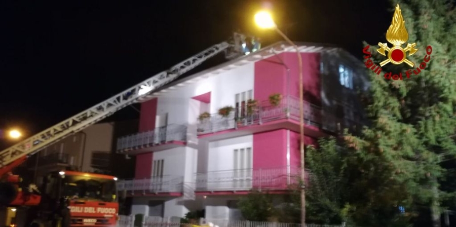 Ancona, incendio tetto nel comune di Osimo