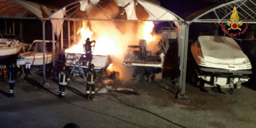 La Spezia, un incendio coinvolge due imbarcazioni rimessate a Lerici