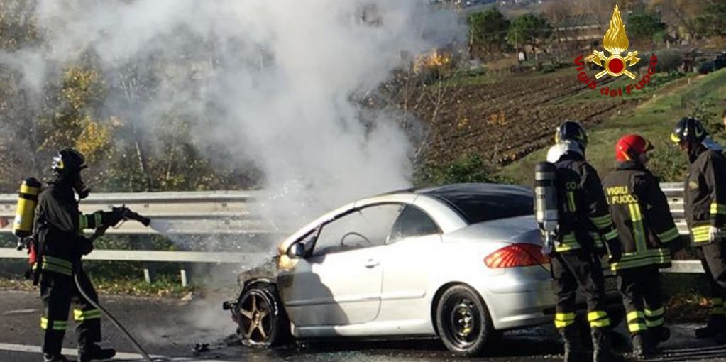 Ancona, auto in fiamme sulla "SS.76" in direzione Fabriano