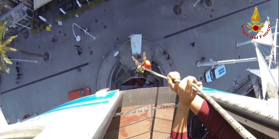 Genova, simulata l'evacuazione dell'ascensore panoramico del Bigo