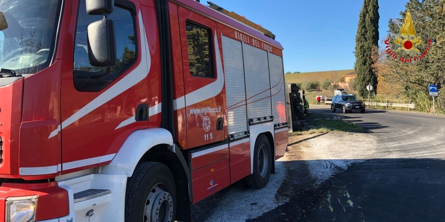 Grosseto, camion si ribalta sulla carreggiata