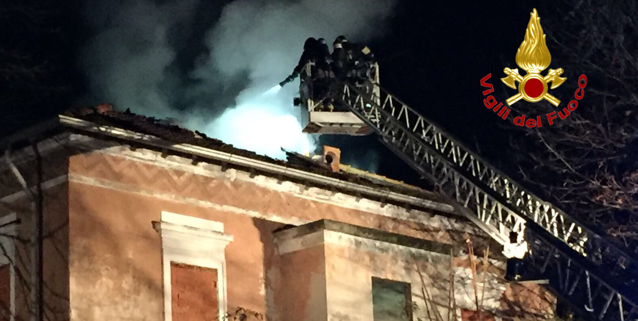 Milano, incendio tetto di un edificio abbandonato