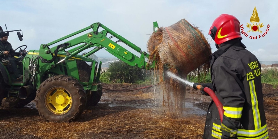 Ragusa, incendio fienile in contrada Gallina