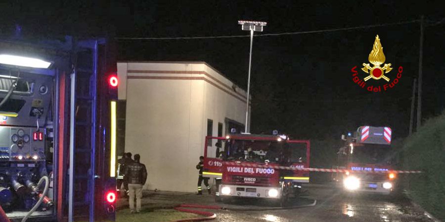 Venezia, incendio capannone nel comune di Veternigo di S. Maria di Sala