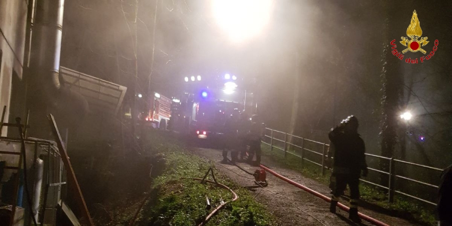 Genova, incendio in un mobilificio nel comune di Cicagna