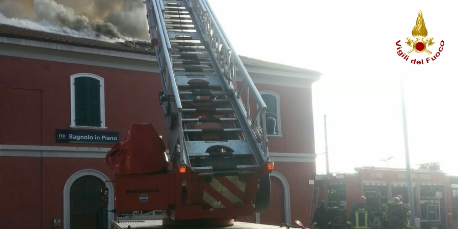 Reggio Emilia, incendio alla stazione ferroviaria di Bagnolo in Piano