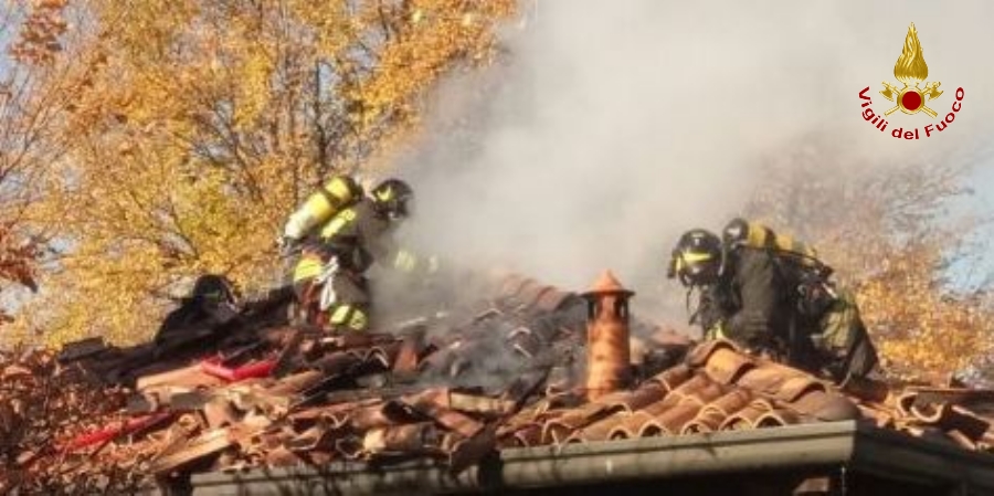 Lecco, incendio tetto abitazione nel comune di Barzanò