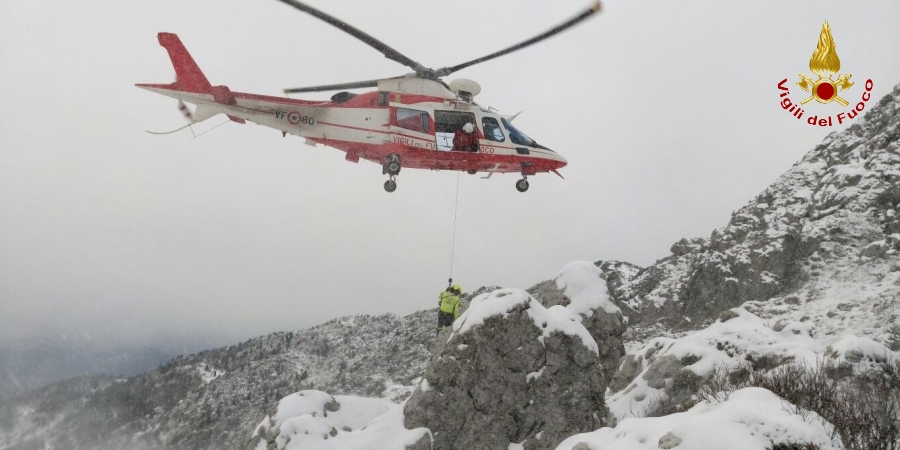 Bergamo, precipita elicottero sul Monte Alben salvo il pilota