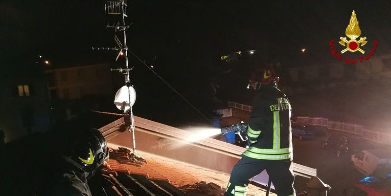La Spezia, incendio tetto abitazione
