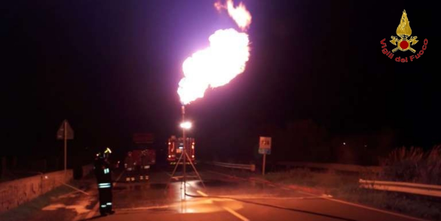 Crotone, sulla "SS.106" si ribalta autocisterna con 13.000 litri di Gpl