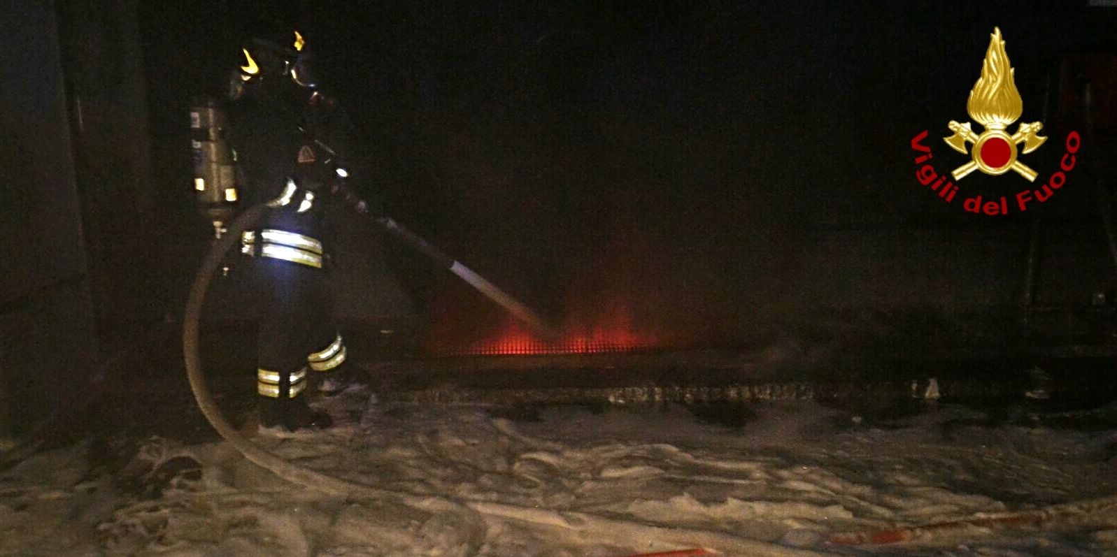 Catania, incendio in un'autorimessa di Giarre