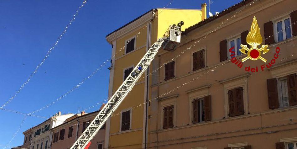 Ancona, rimosse parti pericolanti da edificio nel comune di Osimo