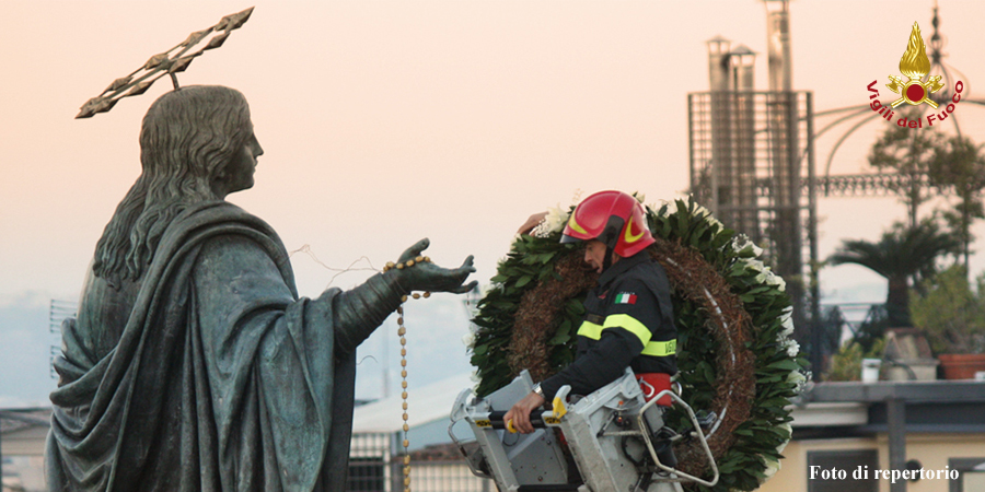 Roma, festa dell'Immacolata. L'omaggio dei Vigili del Fuoco