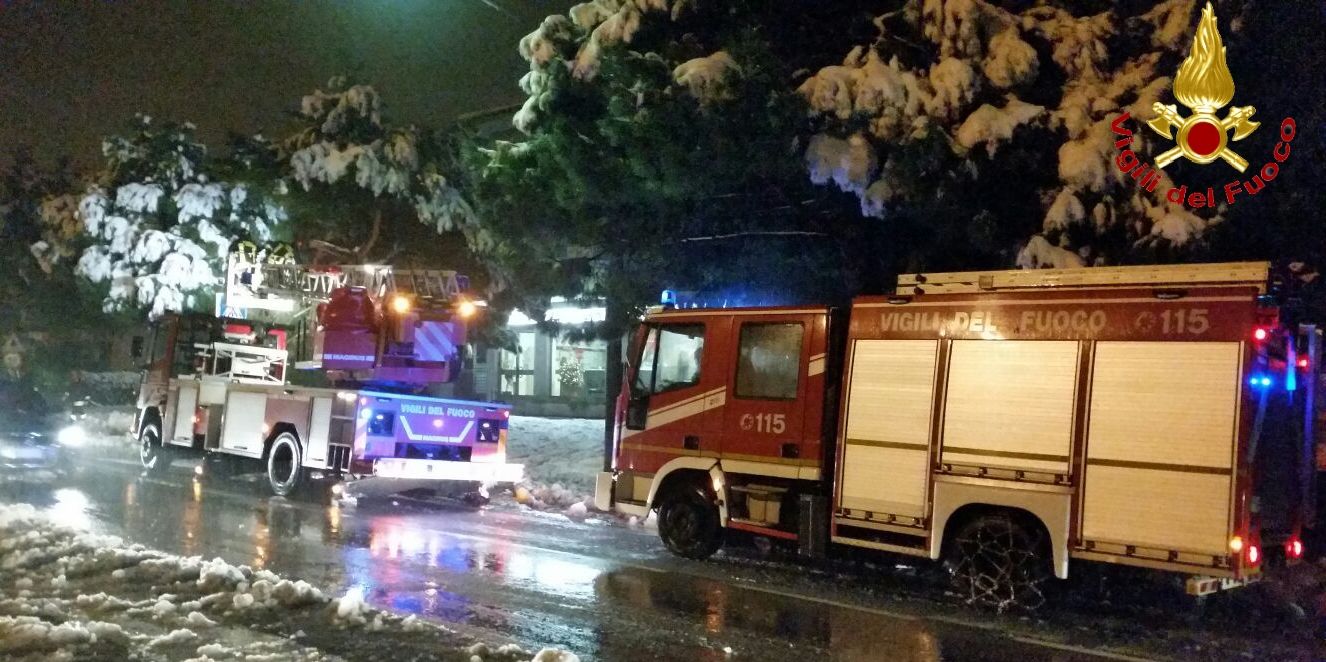 Lecco, numerosi interventi dei Vigili del fuoco causa abbondanti nevicate