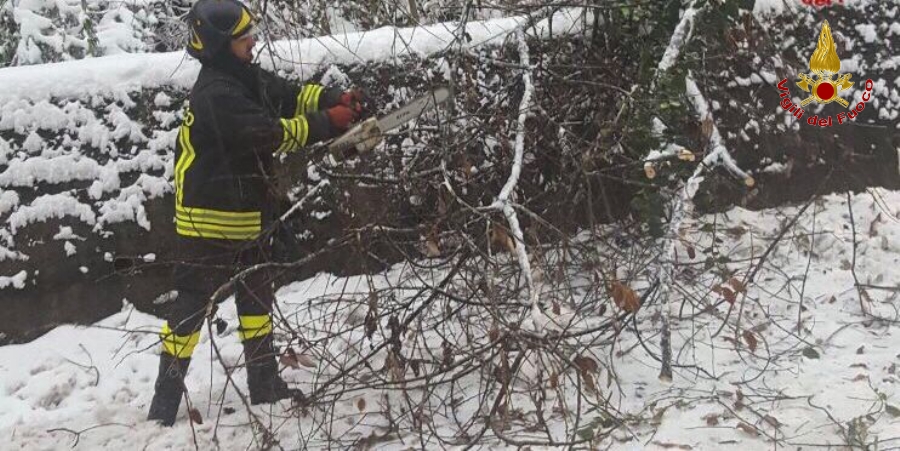Varese, i Vigili del fuoco impegnati ad affrontare l'emergenza neve