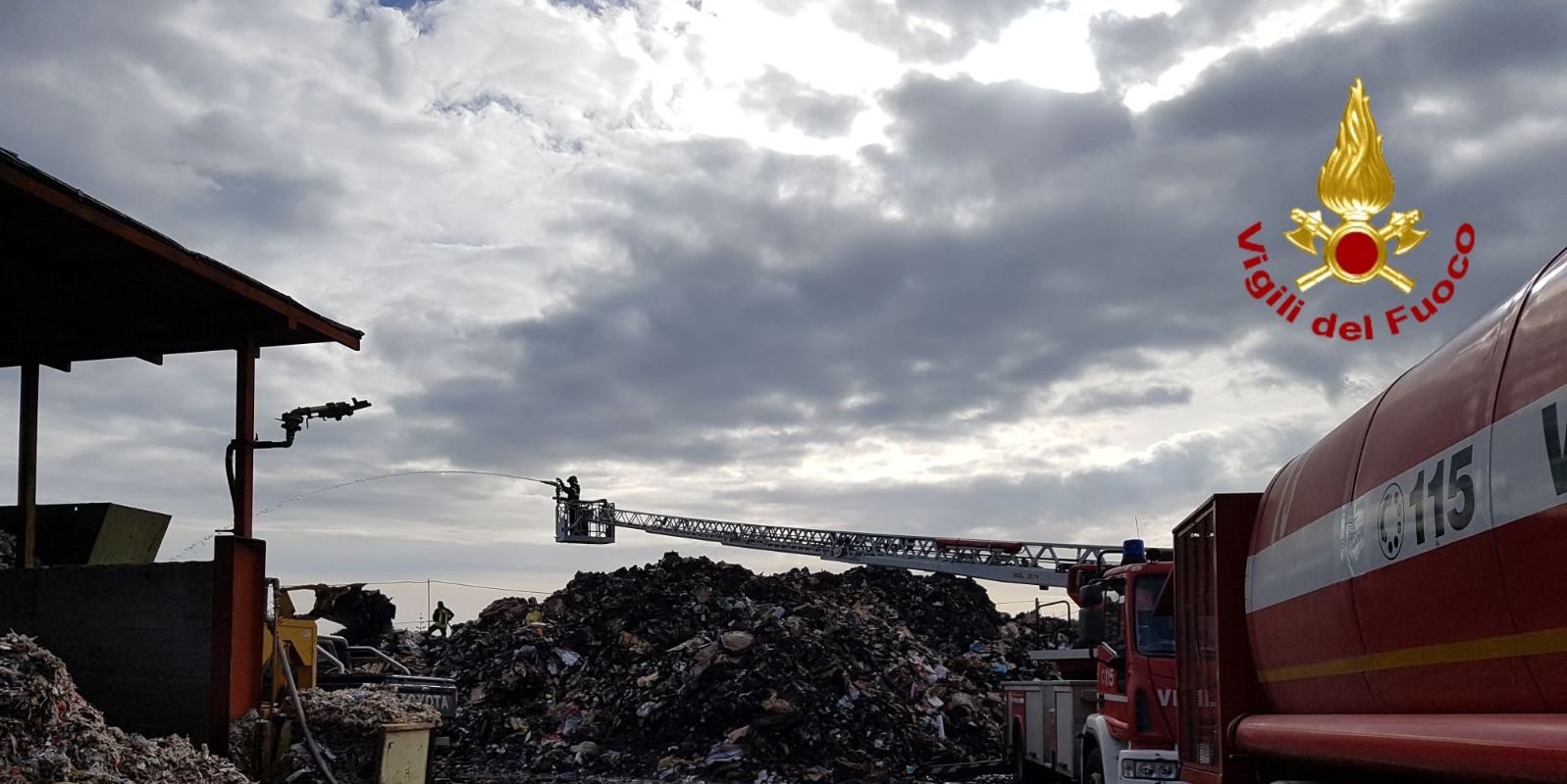 Catania, incendio nella cartiera di Calatabiano
